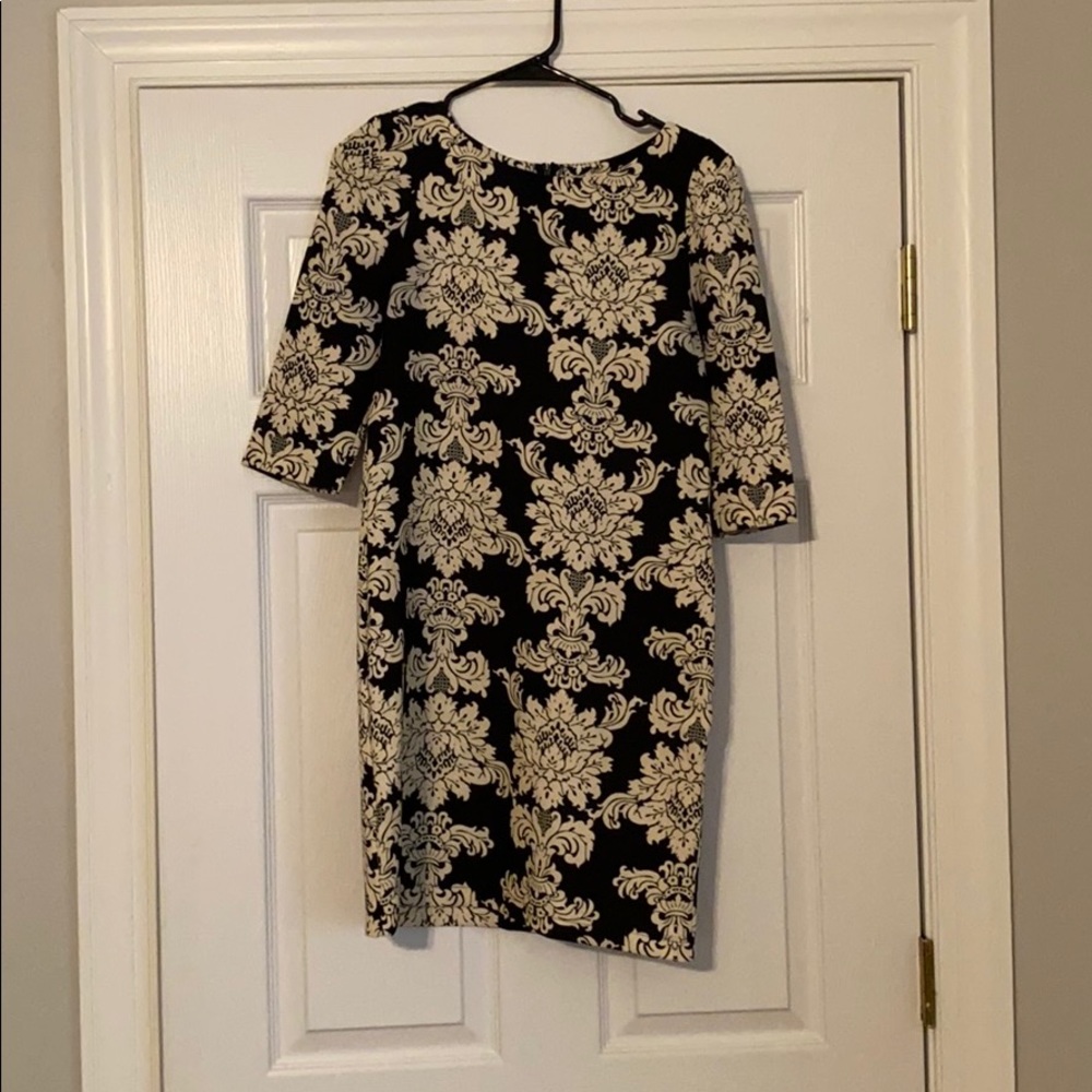 Beautiful fitted dress. Perfect for the holidays!